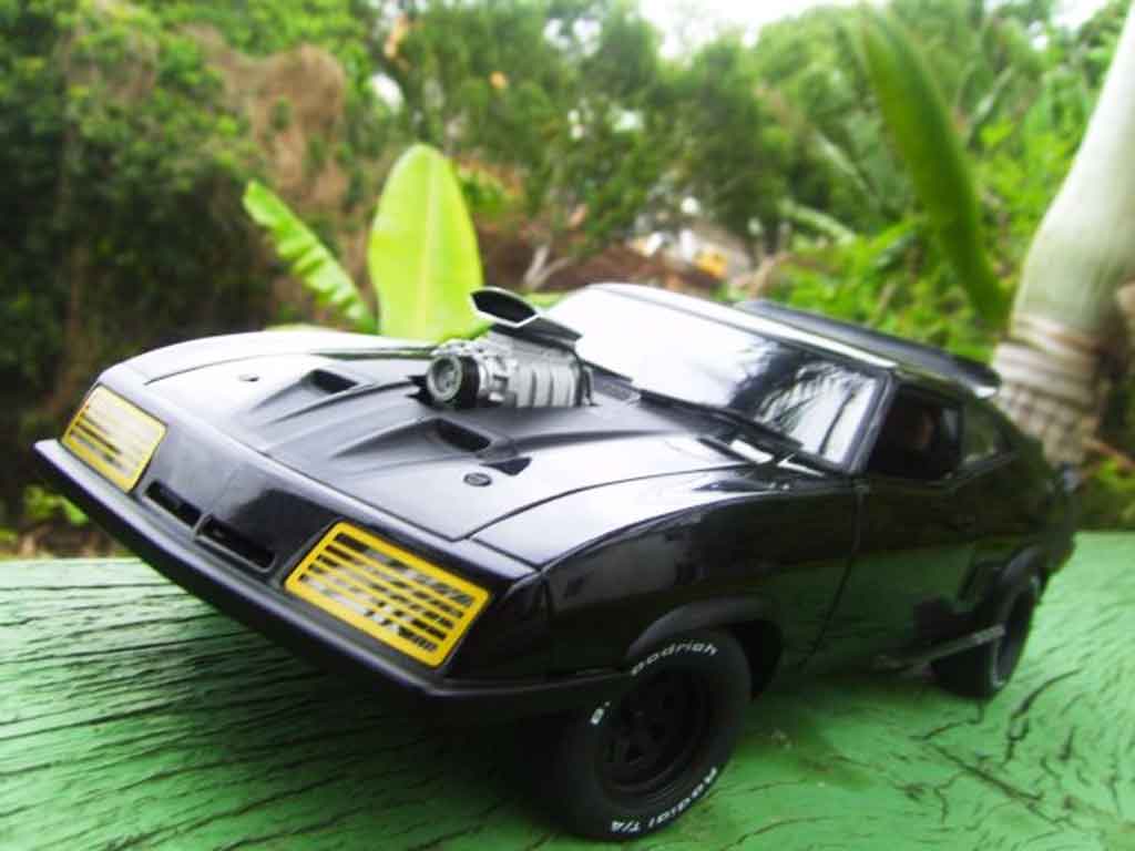 Mad Max ROAD WARRIOR INTERCEPTOR 1/18 Autoart falcon 1973 coche miniatura