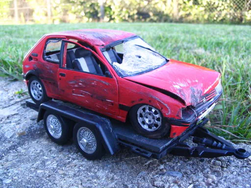 Coche miniatura Peugeot 205 GTI 1/18 Solido 1.9 Rouge Vallelunga GTI rojo  accidentee 