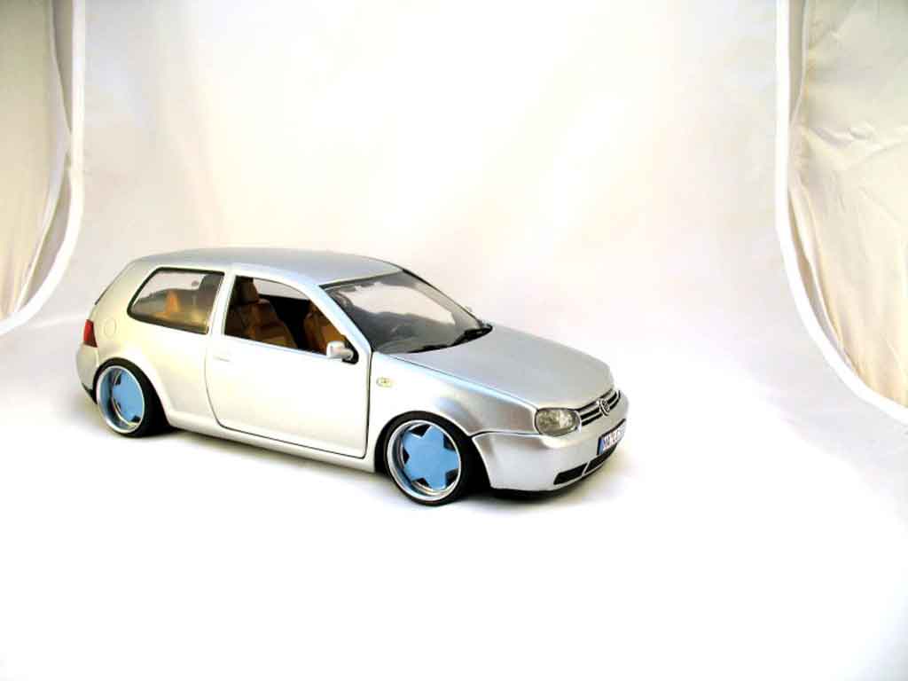 Volkswagen Golf 4 GTI 1/18 Revell 4 GTI german look jantes borbet type a
