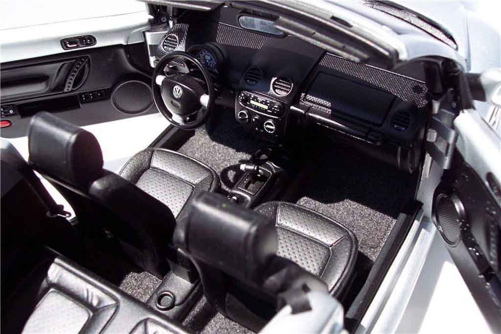 Volkswagen New Beetle cabriolet 1/18 Burago cabriolet gris metallisee