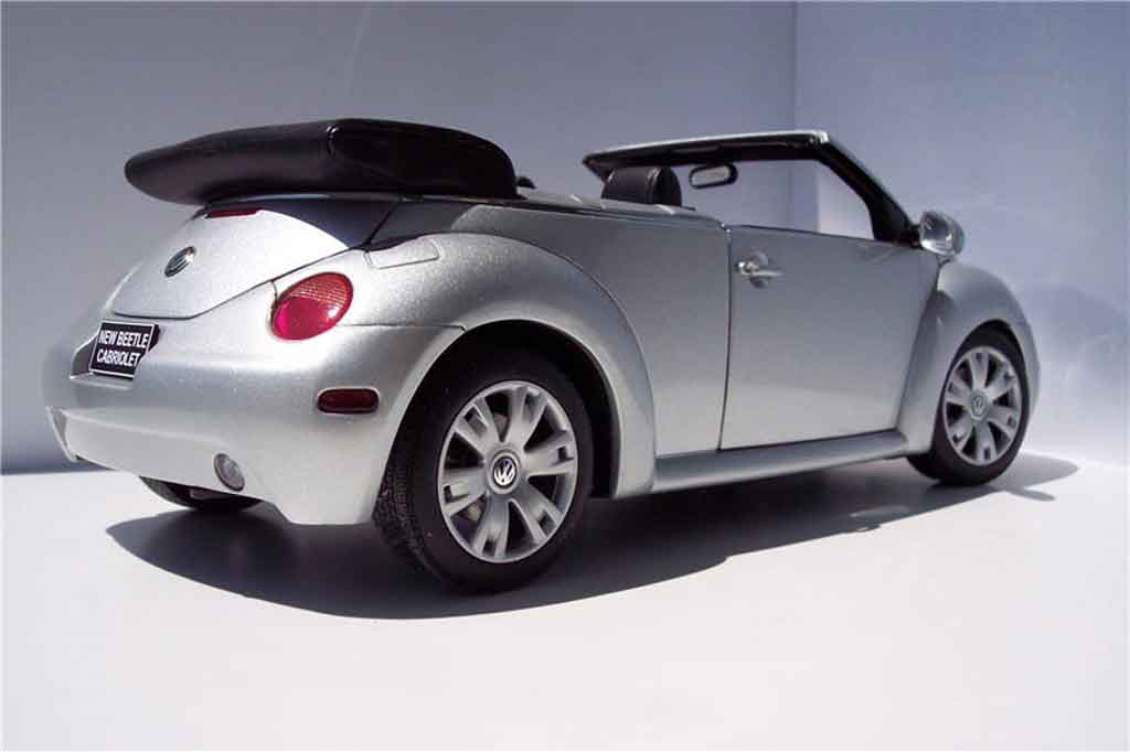Volkswagen New Beetle cabriolet 1/18 Burago cabriolet gris metallisee