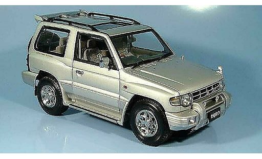 Mitsubishi Pajero SWB 1/18 Autoart argent 1998 coche miniatura