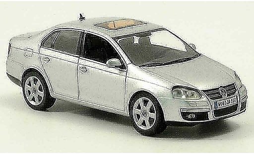 Volkswagen Jetta Base 1/43 Schuco gris metallisee 2005 coche miniatura