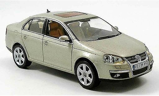 Volkswagen Jetta Base 1/43 Schuco beige 2005 coche miniatura
