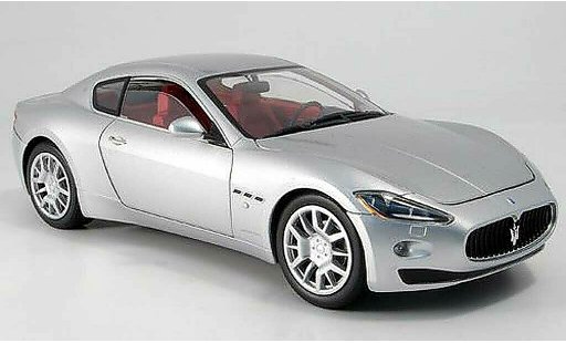 Maserati Gran Turismo Base 1/18 Mondo Motors gris metallisee coche miniatura