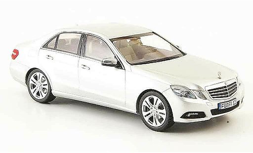 Mercedes Classe E Base 1/43 Schuco Limusina (W212) Avantgarde gris metallisee 2009 coche miniatura