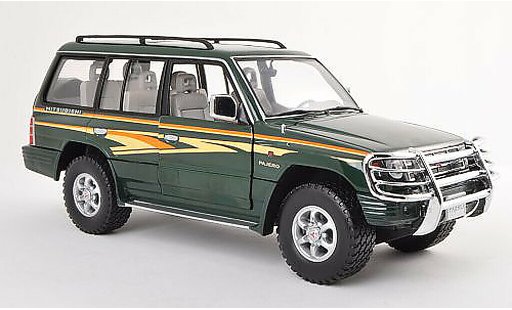 Mitsubishi Pajero Base 1/18 Sun Star verde avec Rammschutz et Zierrayas 1998 coche miniatura