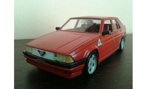Alfa Romeo 75 berline 1/18 Burago rojo jantes metal coche miniatura