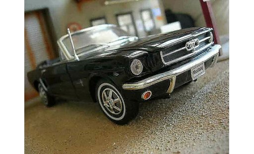 Ford Mustang Convertible 1/18 Welly cabriolet negro coche miniatura