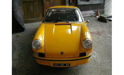 Porsche 911 RS 1/18 Universal Hobbies 2.7 amarillo coche miniatura