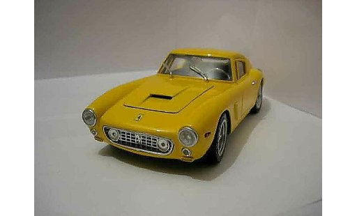 Ferrari 250 GT 1961 1/18 Universal Hobbies berlinette coche miniatura