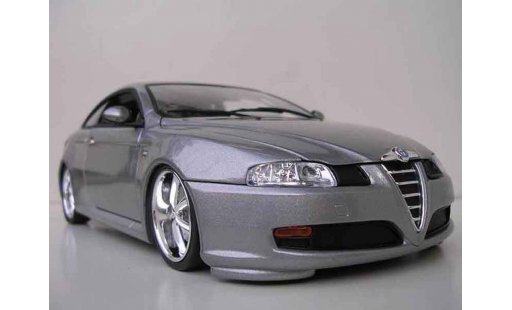 Alfa Romeo GT coupe 1/18 Welly gris jantes chromees 17 pouces coche miniatura