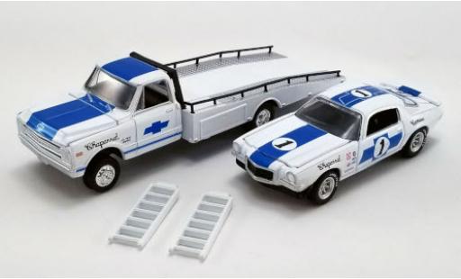 Chevrolet C-30 1/64 ACME Ramp Truck blanco/azul Chaparral 1967 avec 1970 Trans Am Camaro et Rampes de chargement coche miniatura