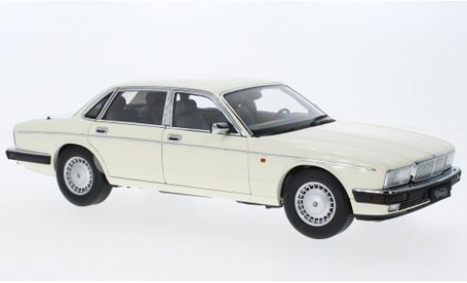 Coche miniatura Jaguar XJ 1/18 Almost Real 6 (40) blanche Jaguar XJ 1/18 Almost Real 6 (40) blanche coche miniatura