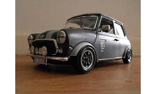 Austin Mini cooper 1/18 Burago 1969 preparation course coche miniatura