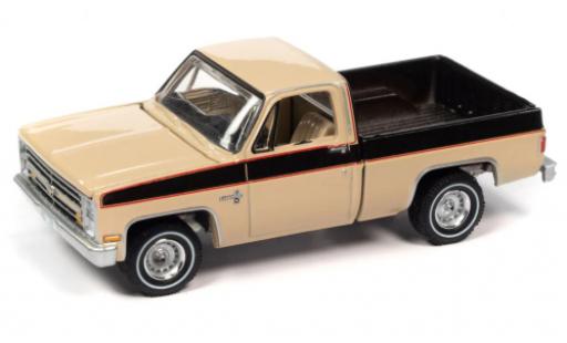 Chevrolet Silverado 1/64 Auto World 10 Fleetside beige/brun 1985 coche miniatura