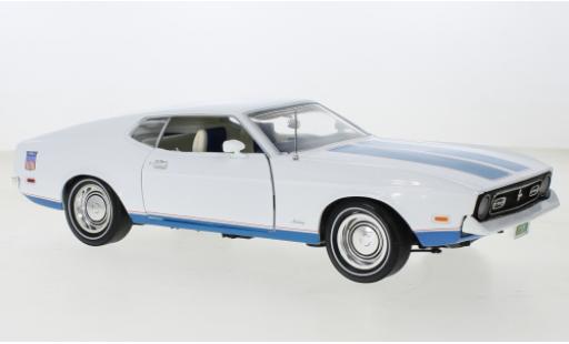 Ford Mustang 1/18 Auto World Fastback blanco/azul 1972 coche miniatura