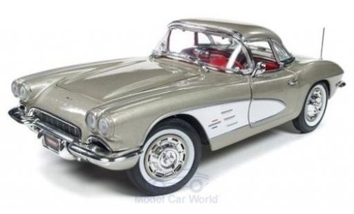 Coche miniatura Chevrolet Corvette 1/18 Auto World Convertible metalico beige/blanco 1961 Chevrolet Corvette 1/18 Auto World Convertible metalico beige/blanco 1961 coche miniatura