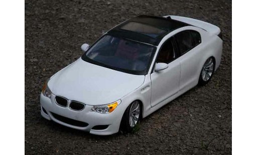 Bmw M5 berline 1/18 Maisto E60 blanco et negro coche miniatura