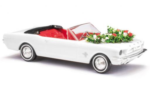 Coche miniatura Ford Mustang 1/87 Busch Convertible blanco mariage avec Décoration Ford Mustang 1/87 Busch Convertible blanco mariage avec Décoration coche miniatura