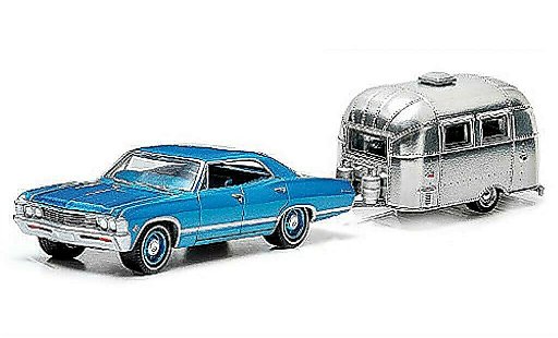 Chevrolet Impala Sedan 1/64 Greenlight Sport azul y Airstream 16 Bambi 1967 coche miniatura