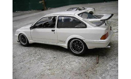 Ford Sierra Cosworth RS 1/18 Minichamps tuning blanco coche miniatura
