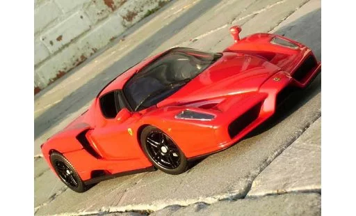 Ferrari Enzo Coupe 1/18 Hot Wheels rojo jantes negros coche miniatura