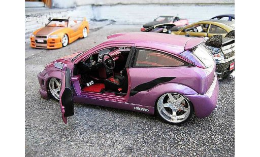 Ford Focus RS 1/18 Burago violine show car coche miniatura
