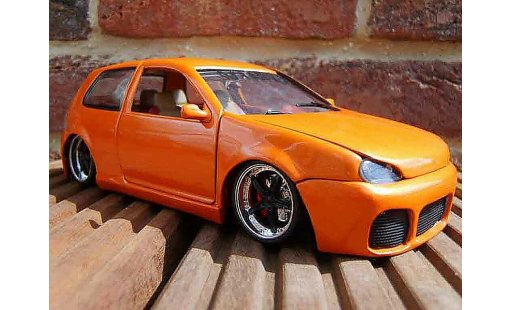 Volkswagen Golf GTI 1/18 Revell virus coche miniatura
