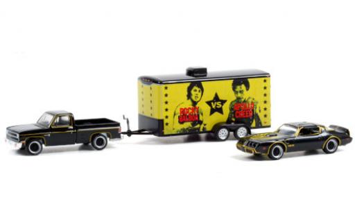 Coche miniatura Chevrolet C-10 1/64 Greenlight Custom Deluxe negro/gold 1981 mit 1979 Pontiac Firebird Trans Am und Zweiachskofferanhänger Rocky II Chevrolet C-10 1/64 Greenlight Custom Deluxe negro/gold 1981 mit 1979 Pontiac Firebird Trans Am und Zweiachskofferanhänger Rocky II coche miniatura