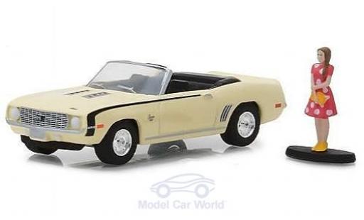 Coche miniatura Chevrolet Camaro SS 1/64 Greenlight SS Convertible amarillo 1969 mit einer weiblichen Figur Chevrolet Camaro SS 1/64 Greenlight SS Convertible amarillo 1969 mit einer weiblichen Figur coche miniatura