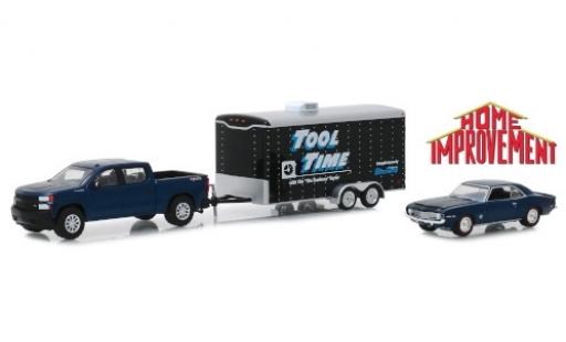 Chevrolet Silverado 1/64 Greenlight Tool Time 2019 mit 1969 Camaro SS und Zweiachskofferanhänger coche miniatura