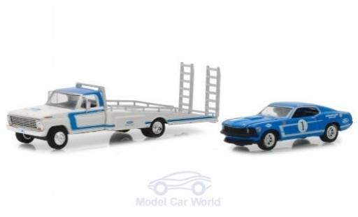 Ford F-350 1/64 Greenlight Ramp Truck azul/blanco 1969 mit 1969 Mustang Boss coche miniatura
