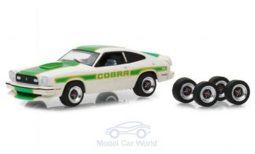 Coche miniatura Ford Mustang 1/64 Greenlight II Cobra II blanco/Dekor 1978 mit Ersatzräder Ford Mustang 1/64 Greenlight II Cobra II blanco/Dekor 1978 mit Ersatzräder coche miniatura
