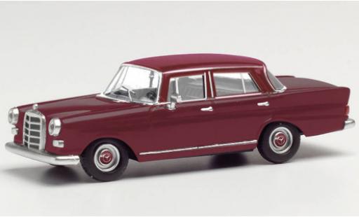 Coche miniatura Mercedes 200 1/87 Herpa (W110) rouge foncé Mercedes 200 1/87 Herpa (W110) rouge foncé coche miniatura