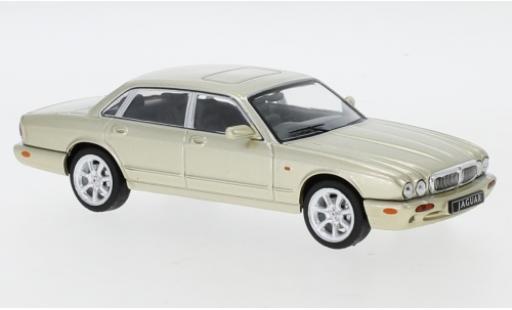 Coche miniatura Jaguar XJ 1/43 IXO 8 (X308) metalico beige RHD 1998 Jaguar XJ 1/43 IXO 8 (X308) metalico beige RHD 1998 coche miniatura