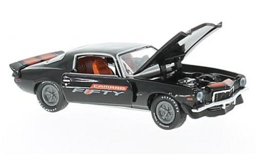 Chevrolet Camaro 1/64 M2 Machines Z/28 negro/naranja 1972 Fifty Years coche miniatura