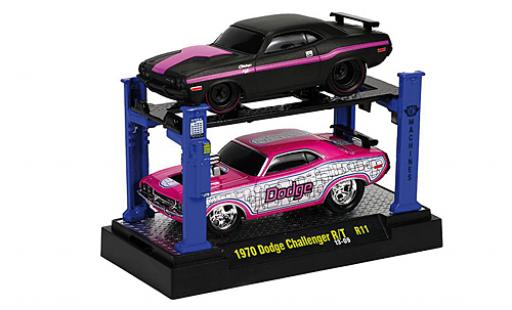 Dodge Challenger 1/64 M2 Machines R/T Tuning matt-negro/lila 1969 2er-Set: y compris les Hebebühne sur podium Capot avec fonction coche miniatura