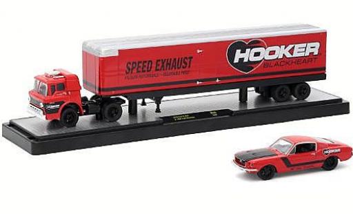 Ford C600 1/64 M2 Machines C-600 rojo Hooker Blackheart 1970 + 1968 Mustang coche miniatura