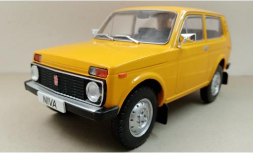 Lada Niva 1/18 MCG naranja 1976 coche miniatura
