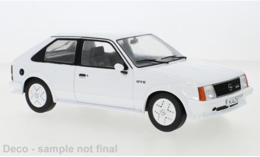 Opel Kadett 1/18 MCG D GTE blanco 1983 coche miniatura