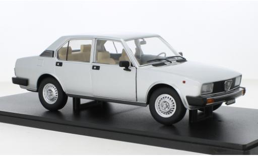Coche miniatura Alfa Romeo Alfetta 1/18 Mitica Berlina 2000L gris 1978 Alfa Romeo Alfetta 1/18 Mitica Berlina 2000L gris 1978 coche miniatura