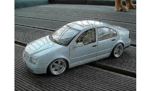 Volkswagen Bora Base 1/18 Norev blanco coche miniatura