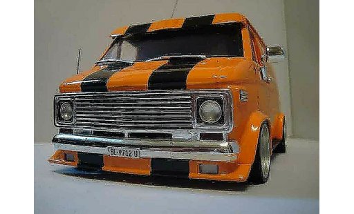 Chevrolet Van fourgon 1/18 Highway 61 naranja coche miniatura