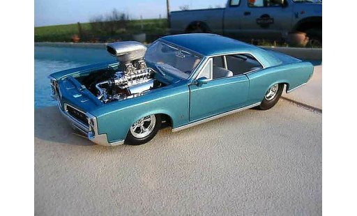 Pontiac GTO 1966 1/18 Hot Wheels moteur corvette drag coche miniatura