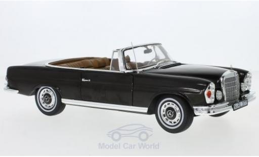 Coche miniatura Mercedes 280 SE 1/18 Norev SE Cabriolet (W111) marron/marron 1969 Dach liegt ein Mercedes 280 SE 1/18 Norev SE Cabriolet (W111) marron/marron 1969 Dach liegt ein coche miniatura