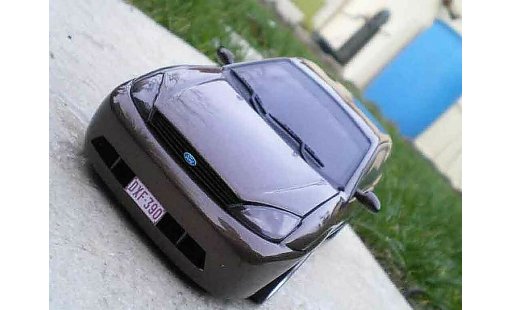 Ford Focus RS 1/18 Motormax marron jantes 18 pouces coche miniatura