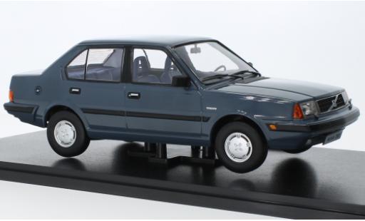Volvo 360 1/18 Triple 9 Collection azul 1987 coche miniatura