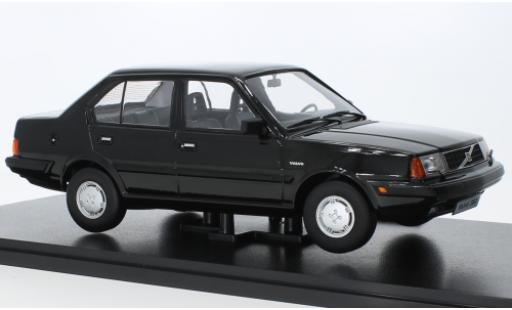 Volvo 360 1/18 Triple 9 Collection metallise negro 1987 coche miniatura