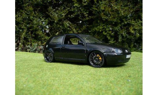 Volkswagen Golf GTI 1/18 Revell full black coche miniatura